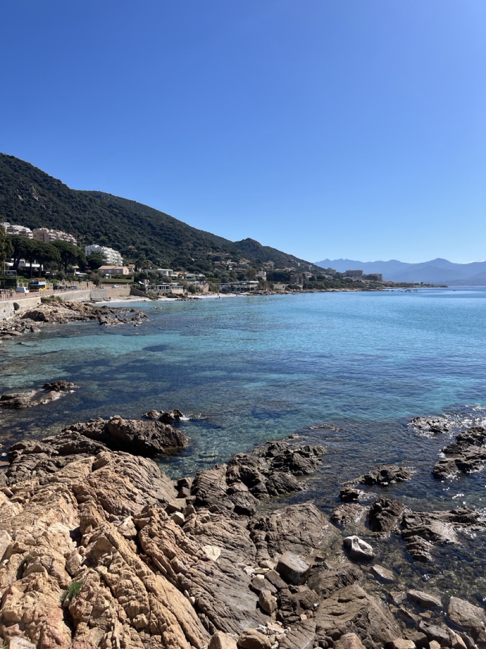 Plage de Barbicaja face aux îles Sanguinaires à Ajaccio, vue depuis le studio de David Barbier, agence web et consultant SEO en Corse
