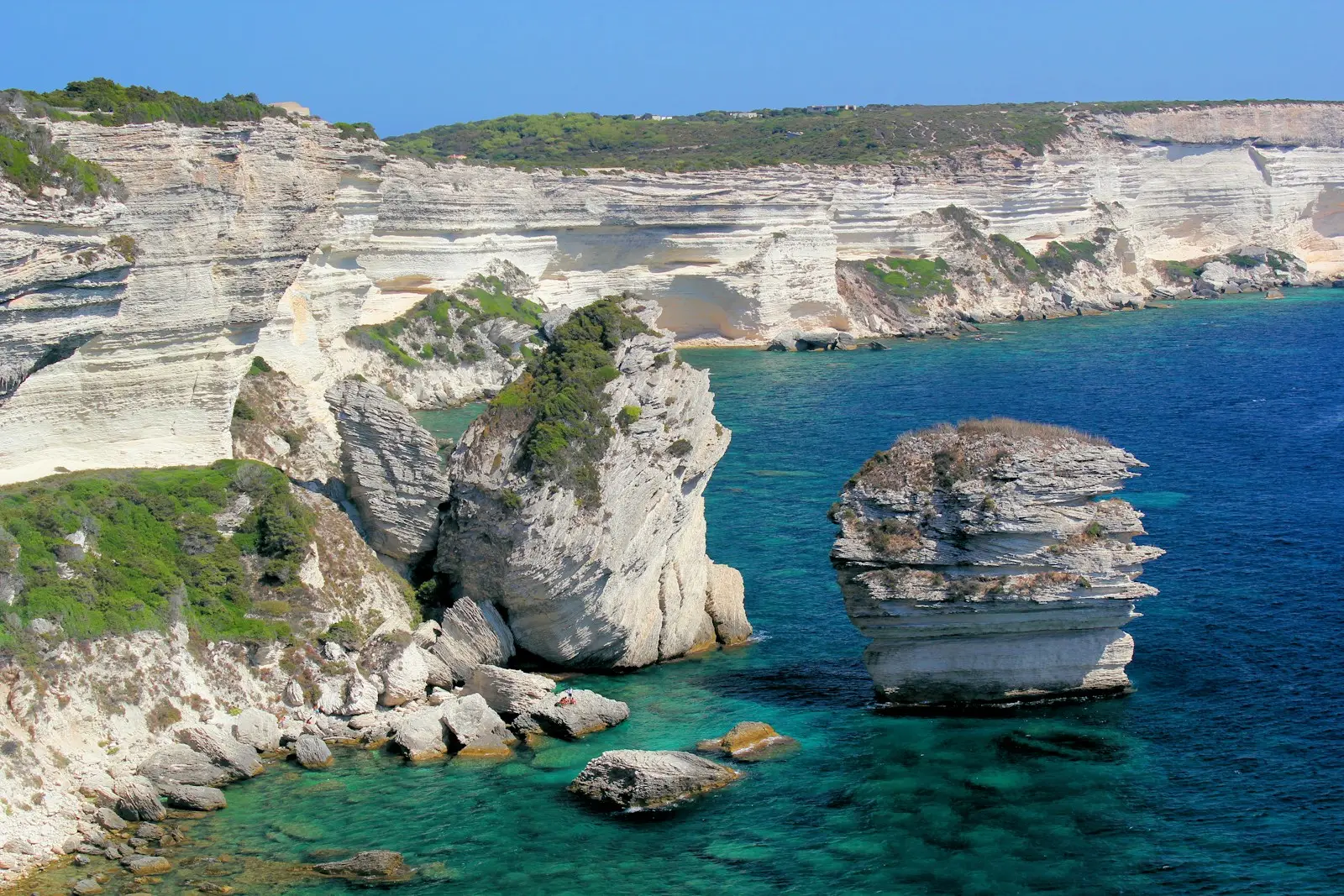 Les falaises calcaires de Bonifacio et leur eau turquoise, en Corse